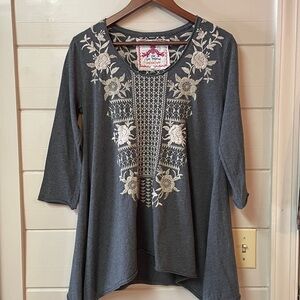 Johnny Was Women’s  Gray Cream Floral Embroidered Cotton
Tunic Blouse Size S.